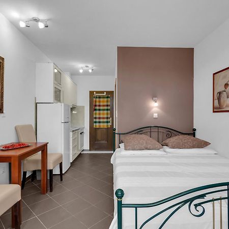 Apartments And Rooms With Parking Space Duce, Omis - 10303 Rom bilde