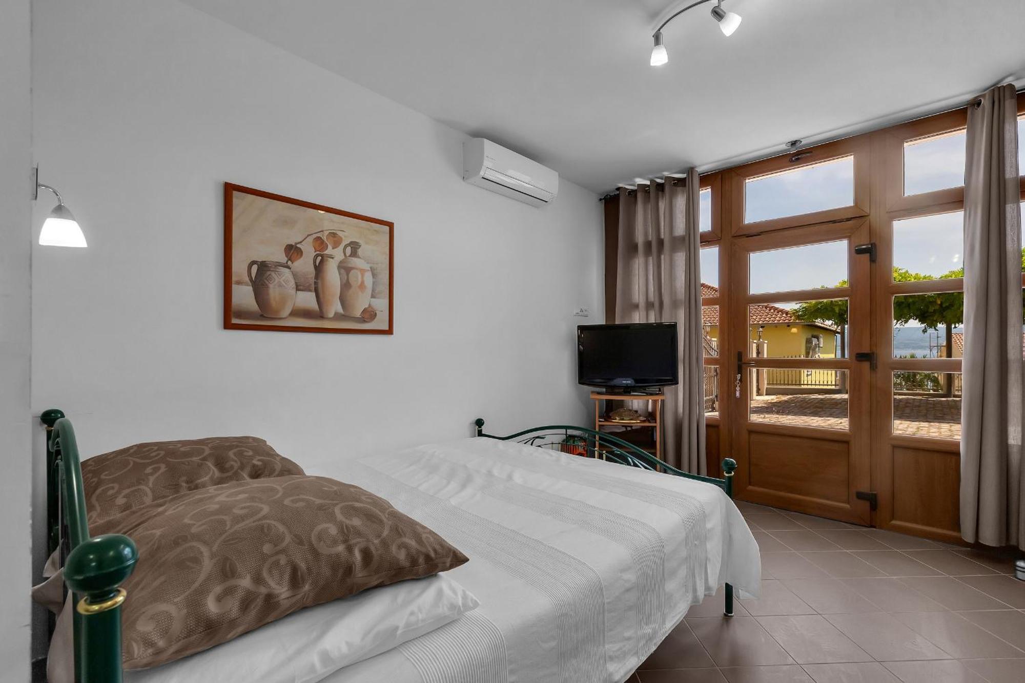 Apartments And Rooms With Parking Space Duce, Omis - 10303 Rom bilde