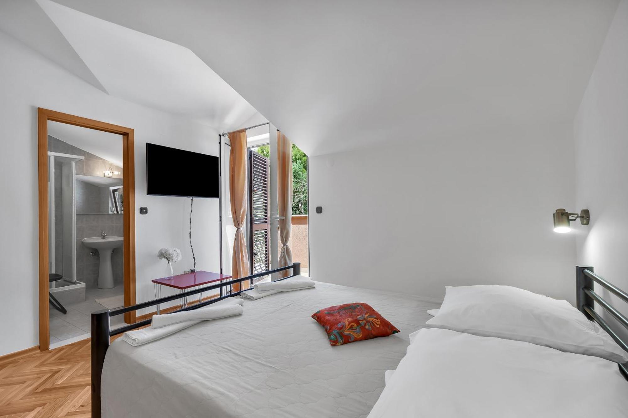 Apartments And Rooms With Parking Space Duce, Omis - 10303 Rom bilde