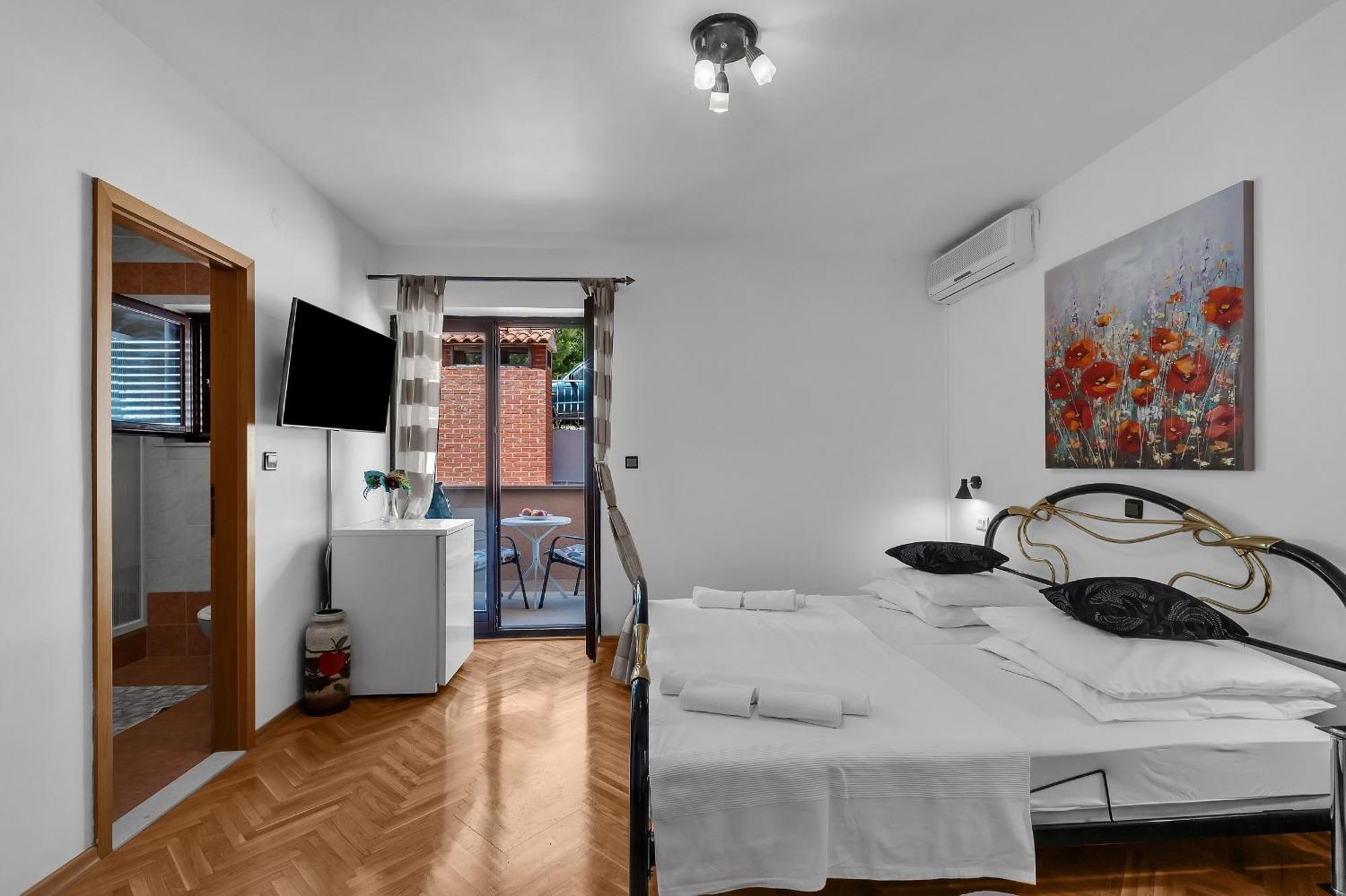 Apartments And Rooms With Parking Space Duce, Omis - 10303 Rom bilde