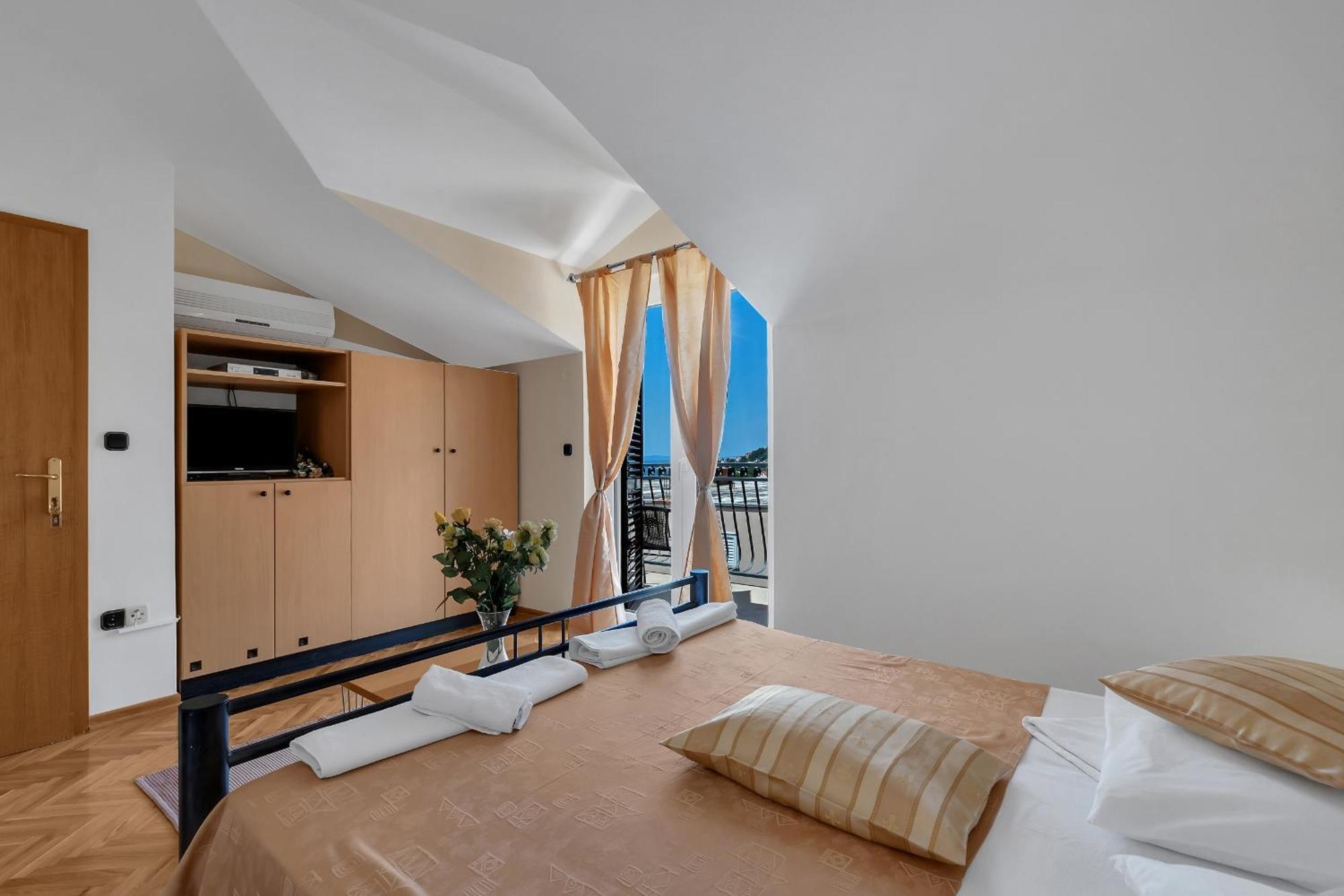 Apartments And Rooms With Parking Space Duce, Omis - 10303 Rom bilde