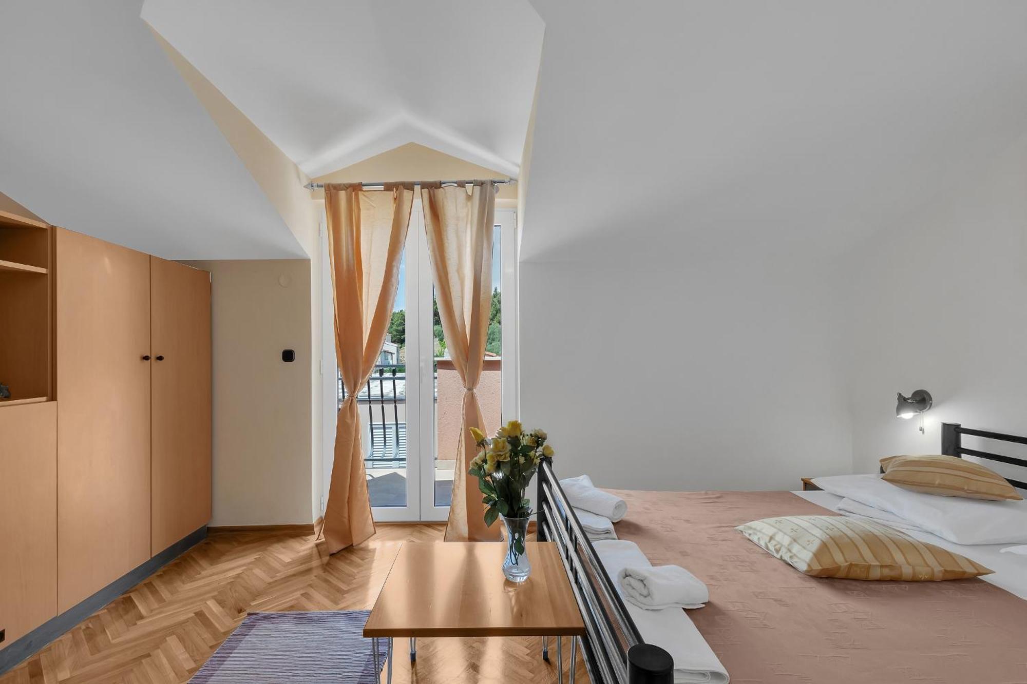 Apartments And Rooms With Parking Space Duce, Omis - 10303 Rom bilde