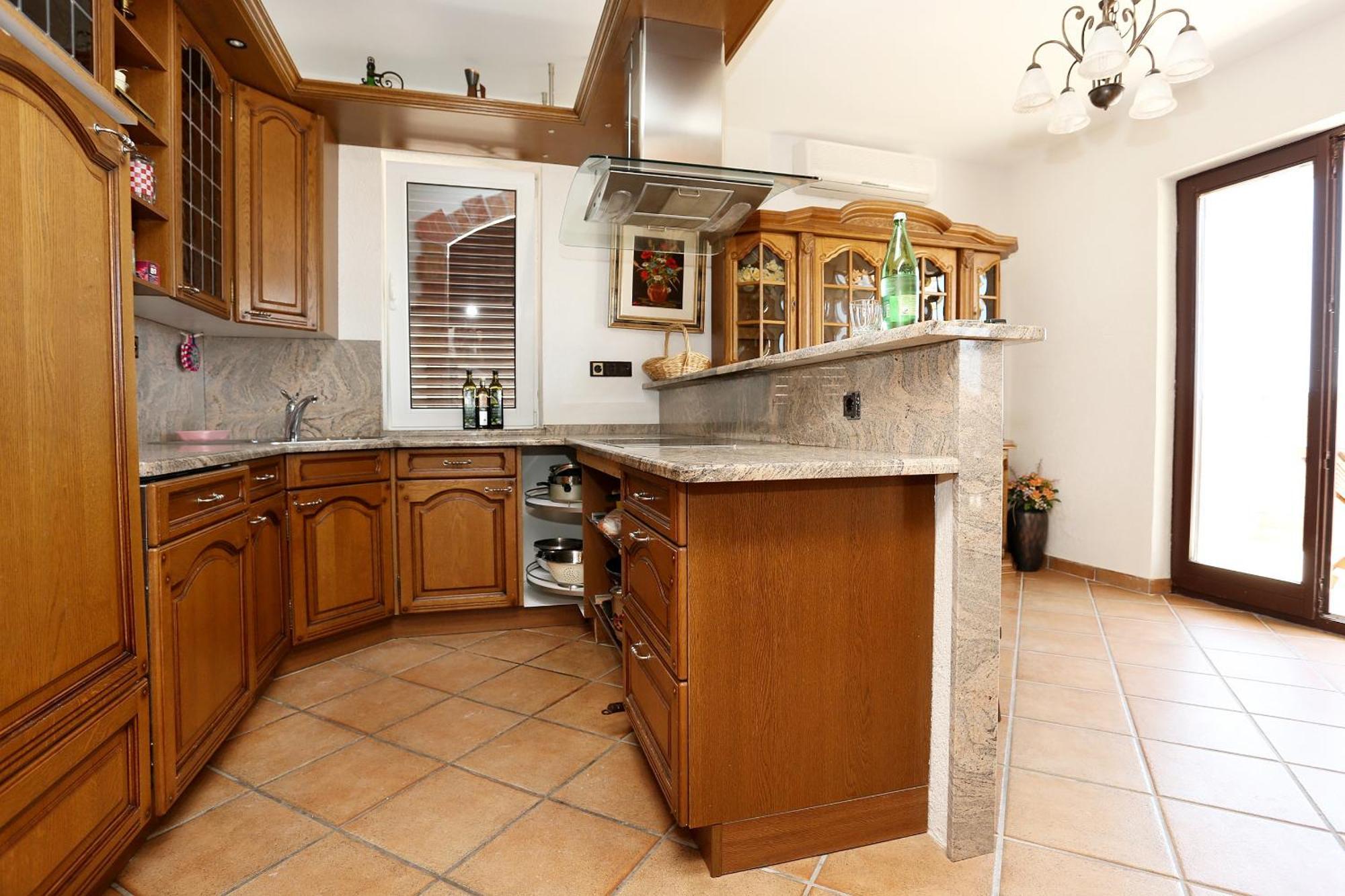 Apartments And Rooms With Parking Space Duce, Omis - 10303 Rom bilde